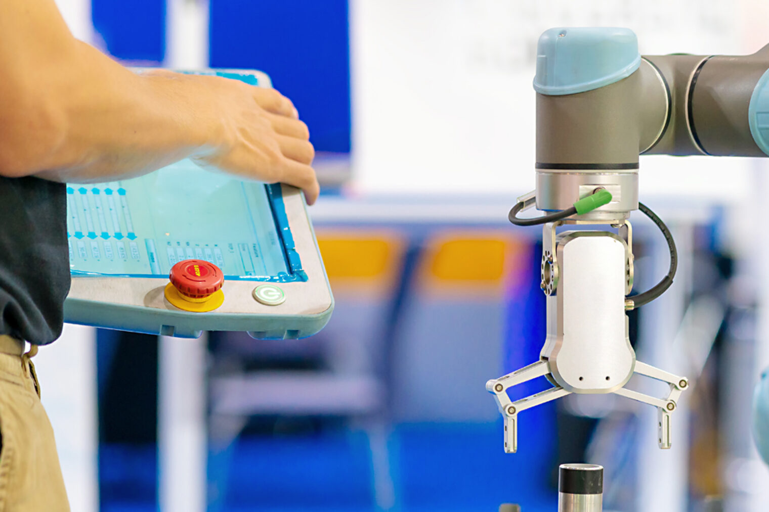 Das Dürener Unternehmen Müller Maschinentechnik reist mit Roboter an und gibt einen Einblick in die Anwendungsgebiete und Chancen von kollaborativen Robotern (Cobots) in Handwerk und Mittelstand.