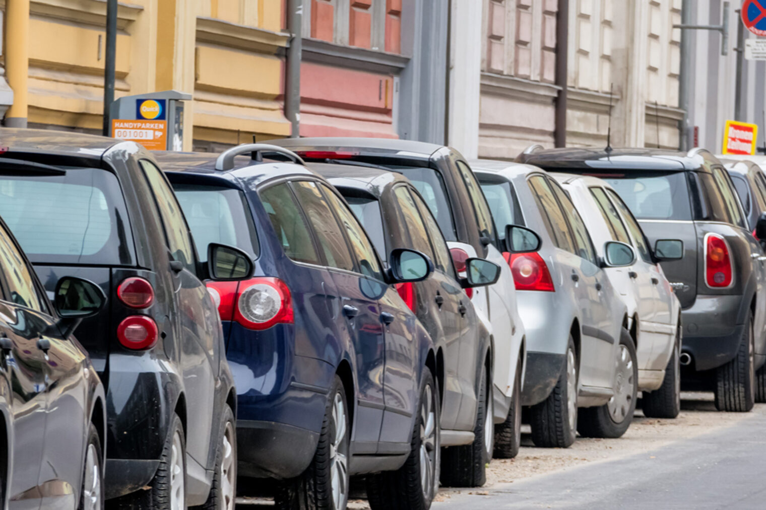 Auf Bundesebene wird auf Initiative von NRW und Hamburg derzeit über die Novellierung des Straßenverkehrsgesetzes mit den entsprechenden Verordnungen zum Parken verhandelt.