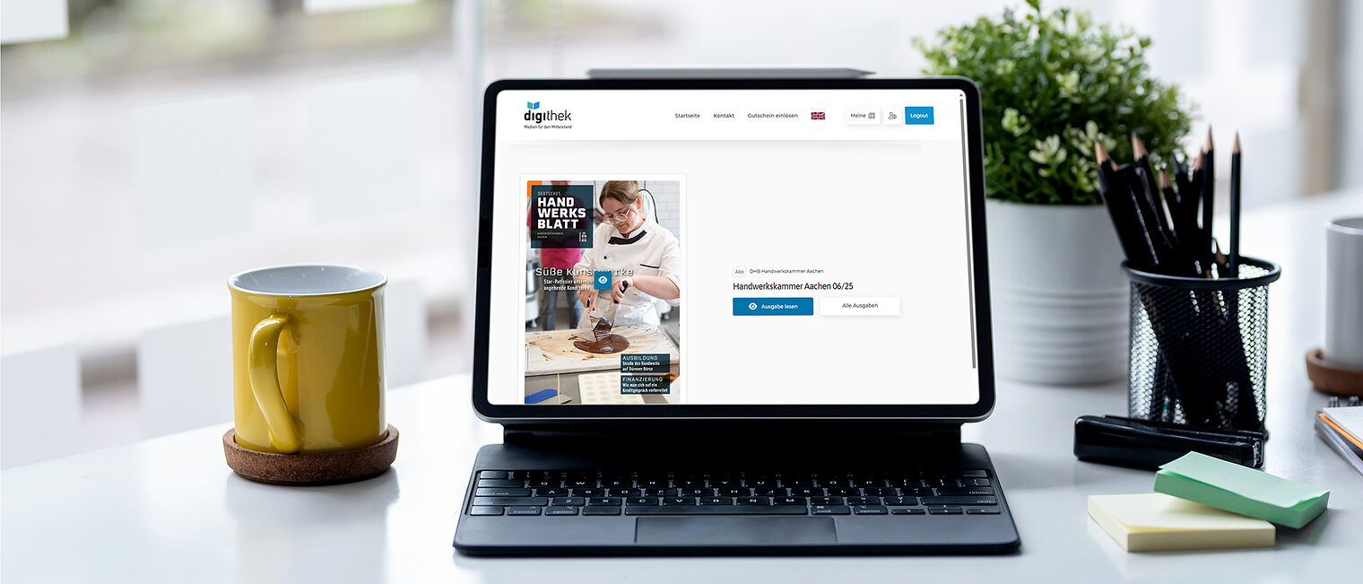 Schreibtisch mit Tablet, die Digithek vom DHB ist sichtbar mit der neuesten Ausgabe der Handwerkskammer Aachen Schreibtisch mit Tablet, die Digithek vom DHB ist sichtbar mit der neuesten Ausgabe der Handwerkskammer Aachen