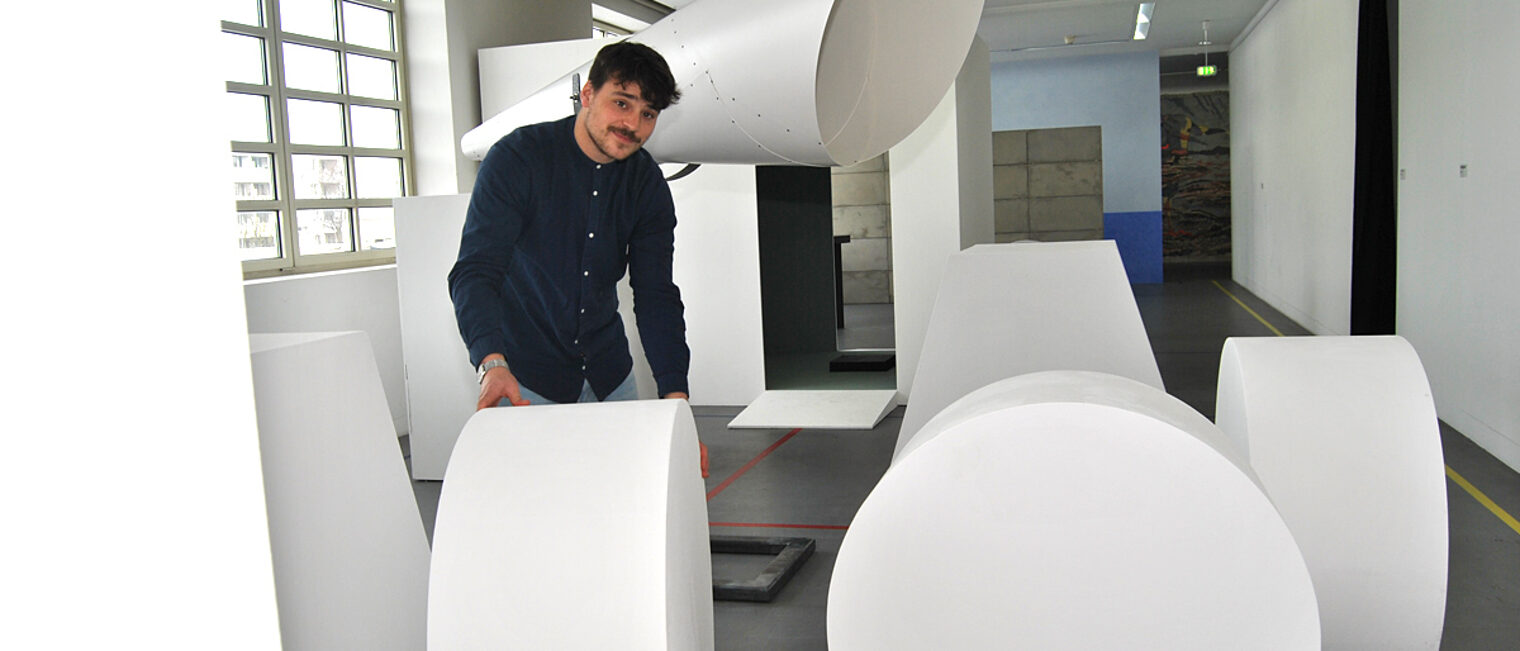 Leonhard Ehmann konnte seine Installation aus schiebbaren Kuben und Rollen stellvertretend für die 22 an der Ausstellung beteiligten Studierenden der Akademie für Handwerksdesign Gut Rosenberg im Ludwig-Forum vorstellen. Foto: Nicole Diefenthal Leonhard Ehmann konnte seine Installation aus schiebbaren Kuben und Rollen stellvertretend für die 22 an der Ausstellung beteiligten Studierenden der Akademie für Handwerksdesign Gut Rosenberg im Ludwig-Forum vorstellen. Foto: Nicole Diefenthal