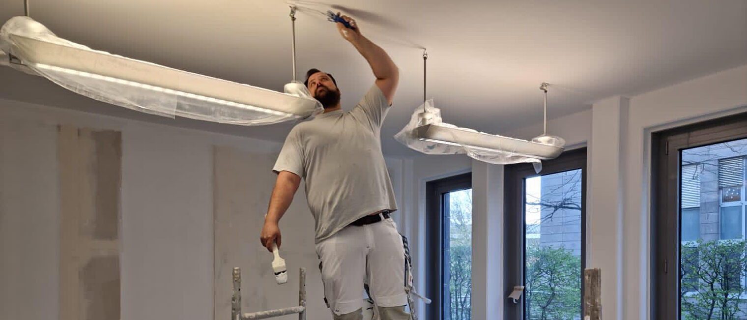 Lieber Handwerk als Hörsaal: Oliver Köntges hat sich mit ¿ValiKom¿ den Weg insMalerhandwerk erarbeitet und besucht zurzeit die Meisterschule. Foto: privat Lieber Handwerk als Hörsaal: Oliver Köntges hat sich mit ¿ValiKom¿ den Weg insMalerhandwerk erarbeitet und besucht zurzeit die Meisterschule. Foto: privat