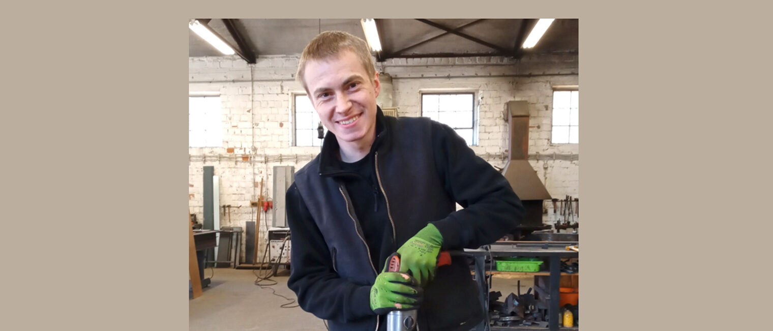 Aaron Simons in der Werkstatt. Die Arbeit mit Metall liegt bei dem 25-jährigen Würselener in der Familie. Der junge Meister wurde für seine guten Prüfungsergebnisse ausgezeichnet.