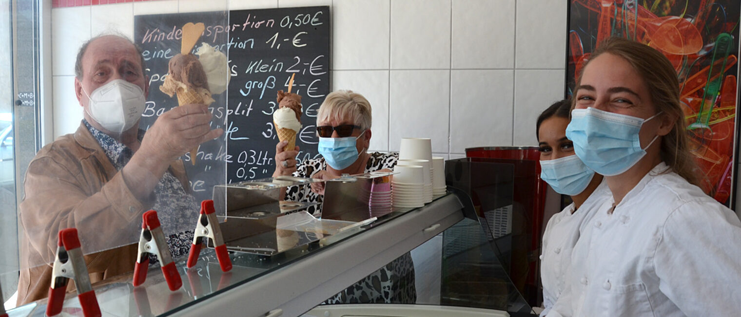 Wanja Mahmoud und Marsha Kogel freuen sich, dass die Stammkunden Irene und Jürgen Nobis auch nach Bardenberg kommen fürs "Delze". Foto: Doris Kinkel-Schlachter Wanja Mahmoud und Marsha Kogel freuen sich, dass die Stammkunden Irene und Jürgen Nobis auch nach Bardenberg kommen fürs "Delze". Foto: Doris Kinkel-Schlachter