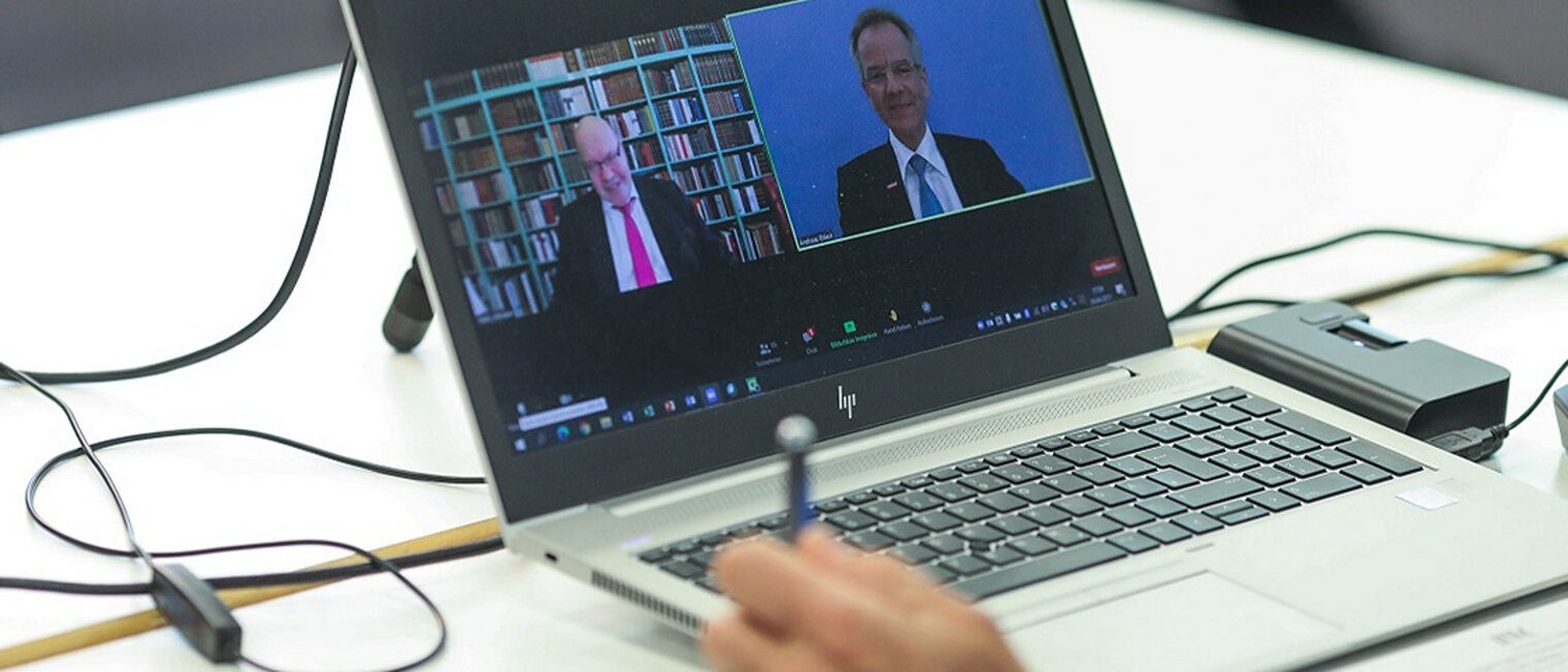 Bundeswirtschaftsminister Peter Altmaier (l.) stand beim 3. virtuellen Podium der HWK Düsseldorf "Handwerk spricht mit ..." 200 Betrieben Rede und Antwort. Kammerpräsident Andreas Ehlert (r.) moderierte den Chat. Bundeswirtschaftsminister Peter Altmaier (l.) stand beim 3. virtuellen Podium der HWK Düsseldorf "Handwerk spricht mit ..." 200 Betrieben Rede und Antwort. Kammerpräsident Andreas Ehlert (r.) moderierte den Chat.