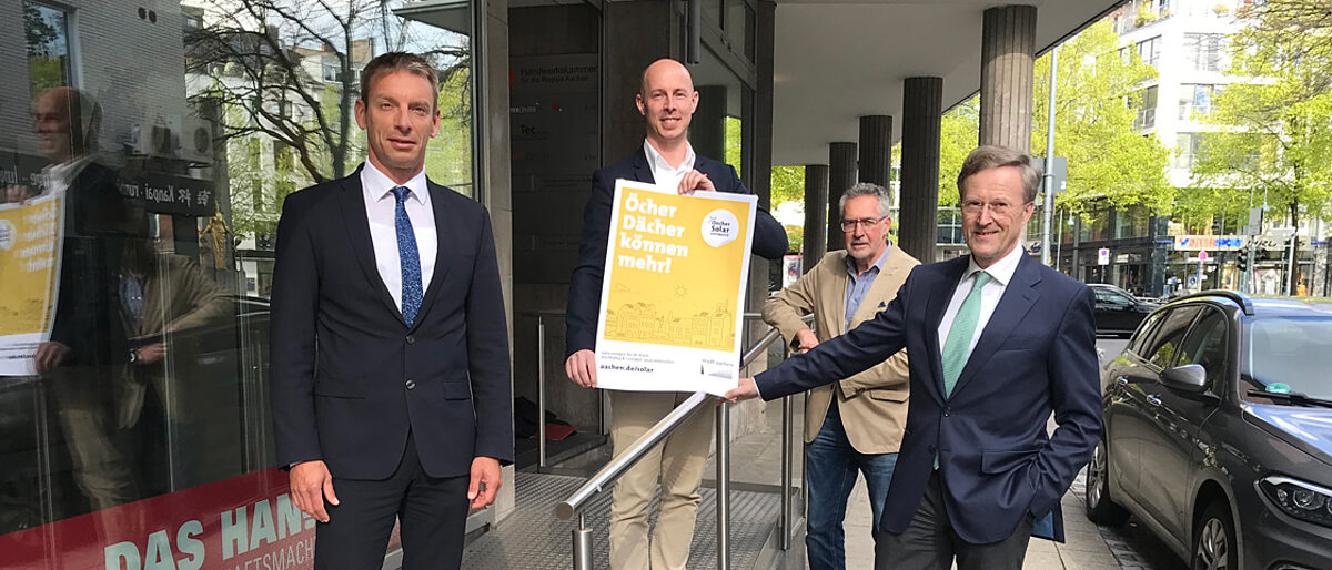 Teamwork zur Umsetzung der Klimaschutzziele: Dr. Markus Kremer (Stadt Aachen), Marco Herwartz (Präsident der Handwerkskammer Aachen), Ludwig Voß (Geschäftsführer der Kreishandwerkerschaft Aachen) und Peter Deckers (Hauptgeschäftsführer der Handwerkskammer) erwarten eine steigende Nachfrage an Handwerksunternehmen. Foto: Elmar Brandt Teamwork zur Umsetzung der Klimaschutzziele: Dr. Markus Kremer (Stadt Aachen), Marco Herwartz (Präsident der Handwerkskammer Aachen), Ludwig Voß (Geschäftsführer der Kreishandwerkerschaft Aachen) und Peter Deckers (Hauptgeschäftsführer der Handwerkskammer) erwarten eine steigende Nachfrage an Handwerksunternehmen. Foto: Elmar Brandt