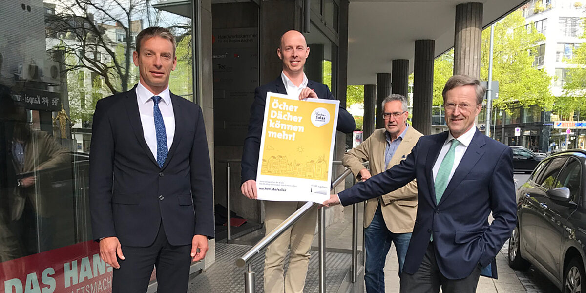 Teamwork zur Umsetzung der Klimaschutzziele: Dr. Markus Kremer (Stadt Aachen), Marco Herwartz (Präsident der Handwerkskammer Aachen), Ludwig Voß (Geschäftsführer der Kreishandwerkerschaft Aachen) und Peter Deckers (Hauptgeschäftsführer der Handwerkskammer) erwarten eine steigende Nachfrage an Handwerksunternehmen. Foto: Elmar Brandt Teamwork zur Umsetzung der Klimaschutzziele: Dr. Markus Kremer (Stadt Aachen), Marco Herwartz (Präsident der Handwerkskammer Aachen), Ludwig Voß (Geschäftsführer der Kreishandwerkerschaft Aachen) und Peter Deckers (Hauptgeschäftsführer der Handwerkskammer) erwarten eine steigende Nachfrage an Handwerksunternehmen. Foto: Elmar Brandt