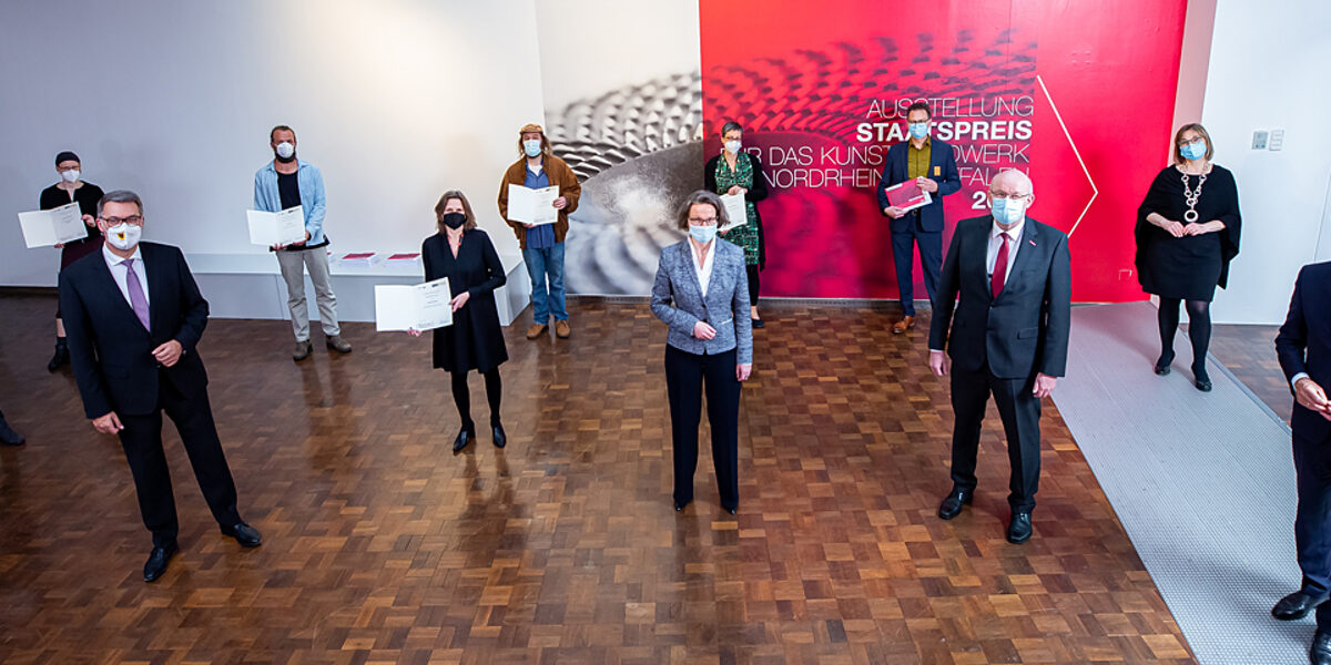 Die sechs Träger des Staatspreises für das Kunsthandwerk 2021 umrahmt von Vertretern des Landes NRW, des Handwerks, des Museums sowie der Stadt Dortmund. 
