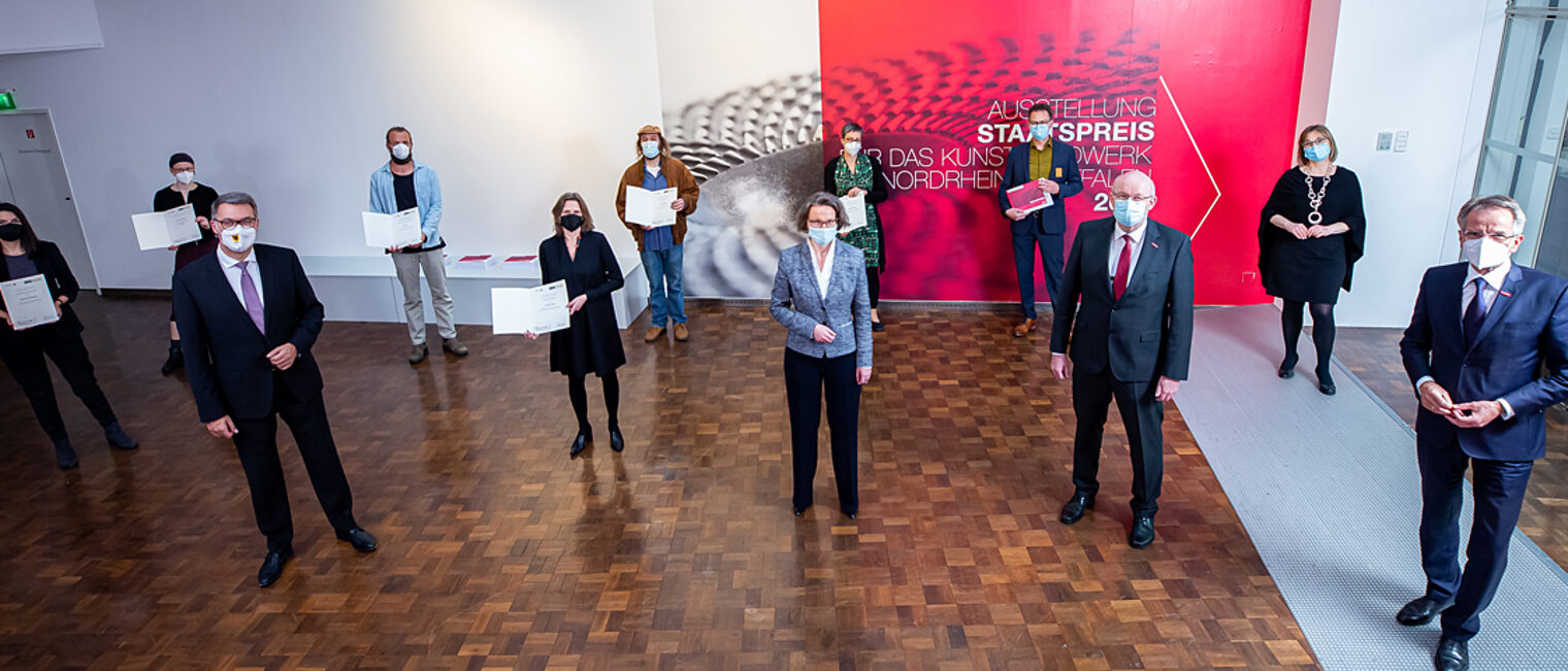 Die sechs Träger des Staatspreises für das Kunsthandwerk 2021 umrahmt von Vertretern des Landes NRW, des Handwerks, des Museums sowie der Stadt Dortmund. Die sechs Träger des Staatspreises für das Kunsthandwerk 2021 umrahmt von Vertretern des Landes NRW, des Handwerks, des Museums sowie der Stadt Dortmund.