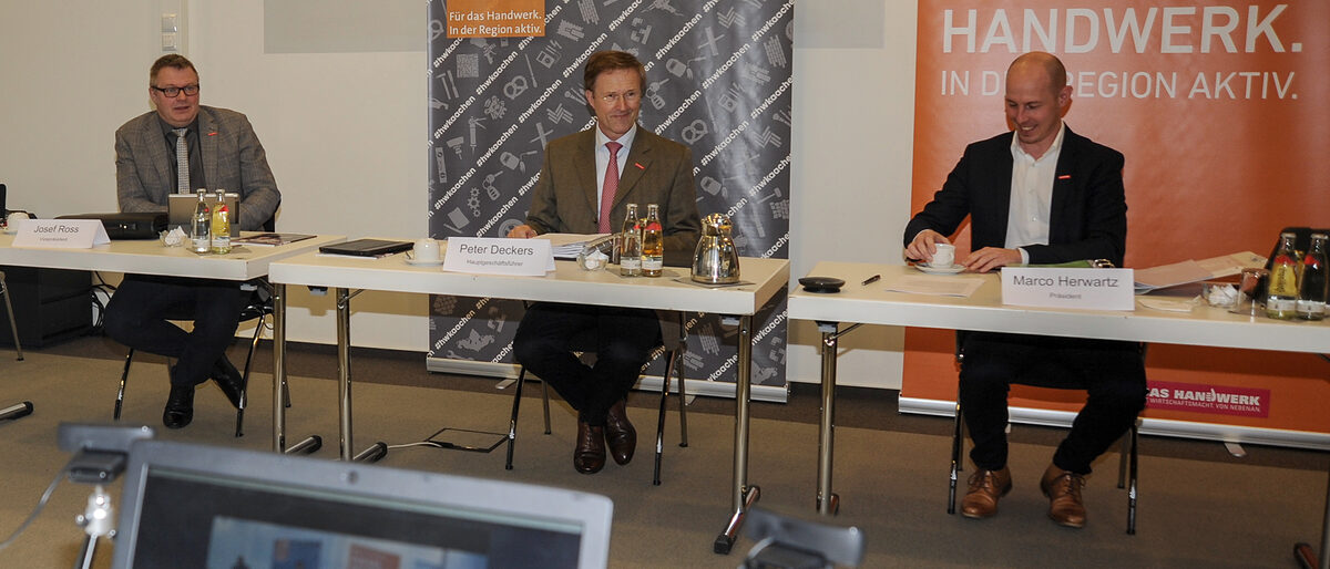 "Je verantwortungsvoller wir im Einzelnen handeln, desto schneller gelangen wir gemeinsam zur Normalität", sprach Herwartz zu den Mitgliedern bei der Frühjahrs-Sitzung der Vollversammlung, die als Online-Konferenz stattfand. "Je verantwortungsvoller wir im Einzelnen handeln, desto schneller gelangen wir gemeinsam zur Normalität", sprach Herwartz zu den Mitgliedern bei der Frühjahrs-Sitzung der Vollversammlung, die als Online-Konferenz stattfand.