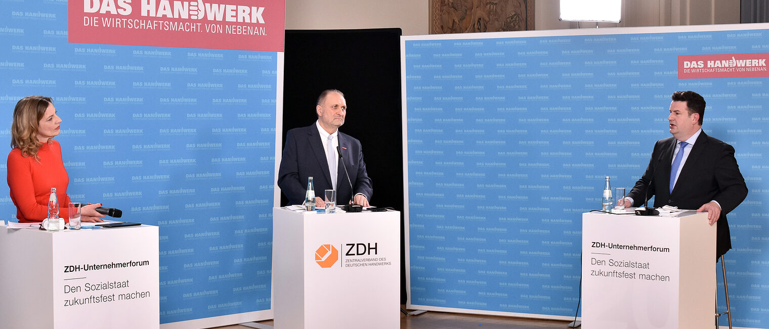 Kontroverse Diskussion und Übereinstimmung: ZDH-Präsident Hans Peter Wollseifer (M.) diskutierte mit Bundesarbeitsminister Hubertus Heil unter der Moderation von Tanja Samrotzki über notwendige Schritte zur Stärkung des Sozialstaates. Kontroverse Diskussion und Übereinstimmung: ZDH-Präsident Hans Peter Wollseifer (M.) diskutierte mit Bundesarbeitsminister Hubertus Heil unter der Moderation von Tanja Samrotzki über notwendige Schritte zur Stärkung des Sozialstaates.