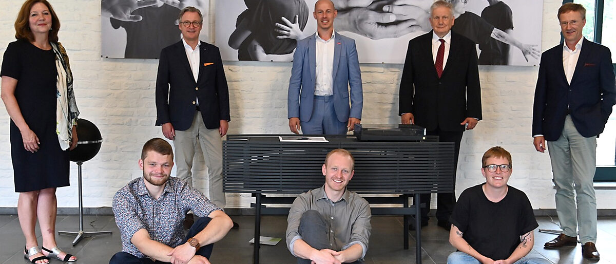 Die Sieger des 10. Rosenberger Designpreises (v.l.n.r.): Paul Schlagheck (3. Platz), Johannes Deisting vor seinem Siegerstück "Phonomöbel" und Christina Neises (2. Platz). Hinten (v.l.): Dr. Petronella Prottung, Leiterin der Akademie für Handwerksdesign Gut Rosenberg der Handwerkskammer Aachen, Jens Ulrich Meyer, Vorstand Aachener Bank, Marco Herwartz, Präsident der Handwerkskammer Aachen, Michael Mahr, Vorsitzender der Stiftergemeinschaft zur Förderung des Handwerks in der Region Aachen und Kammer-Hauptgeschäftsführer Peter Deckers. Foto: Doris Kinkel Die Sieger des 10. Rosenberger Designpreises (v.l.n.r.): Paul Schlagheck (3. Platz), Johannes Deisting vor seinem Siegerstück "Phonomöbel" und Christina Neises (2. Platz). Hinten (v.l.): Dr. Petronella Prottung, Leiterin der Akademie für Handwerksdesign Gut Rosenberg der Handwerkskammer Aachen, Jens Ulrich Meyer, Vorstand Aachener Bank, Marco Herwartz, Präsident der Handwerkskammer Aachen, Michael Mahr, Vorsitzender der Stiftergemeinschaft zur Förderung des Handwerks in der Region Aachen und Kammer-Hauptgeschäftsführer Peter Deckers. Foto: Doris Kinkel