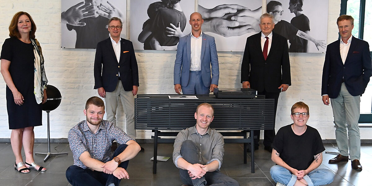 Die Sieger des 10. Rosenberger Designpreises (v.l.n.r.): Paul Schlagheck (3. Platz), Johannes Deisting vor seinem Siegerstück "Phonomöbel" und Christina Neises (2. Platz). Hinten (v.l.): Dr. Petronella Prottung, Leiterin der Akademie für Handwerksdesign Gut Rosenberg der Handwerkskammer Aachen, Jens Ulrich Meyer, Vorstand Aachener Bank, Marco Herwartz, Präsident der Handwerkskammer Aachen, Michael Mahr, Vorsitzender der Stiftergemeinschaft zur Förderung des Handwerks in der Region Aachen und Kammer-Hauptgeschäftsführer Peter Deckers. Foto: Doris Kinkel Die Sieger des 10. Rosenberger Designpreises (v.l.n.r.): Paul Schlagheck (3. Platz), Johannes Deisting vor seinem Siegerstück "Phonomöbel" und Christina Neises (2. Platz). Hinten (v.l.): Dr. Petronella Prottung, Leiterin der Akademie für Handwerksdesign Gut Rosenberg der Handwerkskammer Aachen, Jens Ulrich Meyer, Vorstand Aachener Bank, Marco Herwartz, Präsident der Handwerkskammer Aachen, Michael Mahr, Vorsitzender der Stiftergemeinschaft zur Förderung des Handwerks in der Region Aachen und Kammer-Hauptgeschäftsführer Peter Deckers. Foto: Doris Kinkel