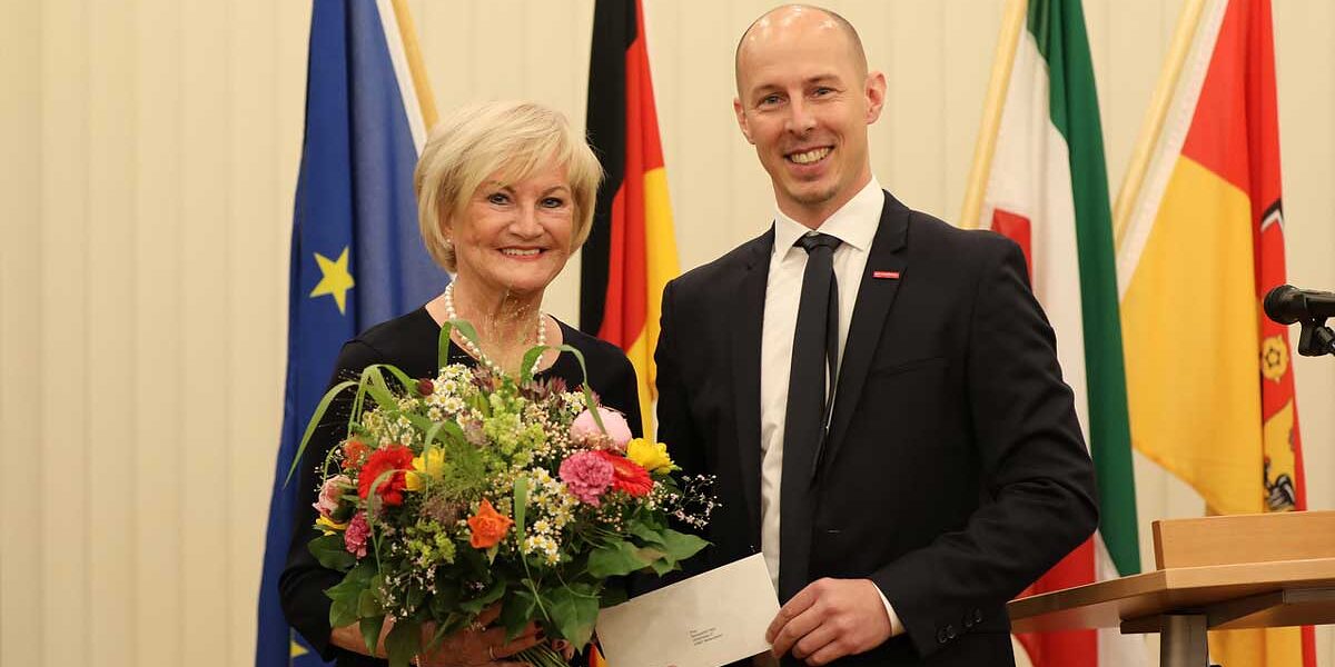 Bundesverdienstkreuz für Friseurmeisterin Bernadette Hein.