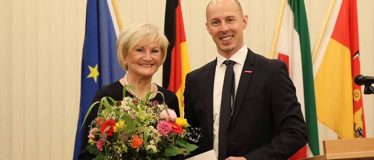 Bundesverdienstkreuz für Friseurmeisterin Bernadette Hein. Bundesverdienstkreuz für Friseurmeisterin Bernadette Hein.