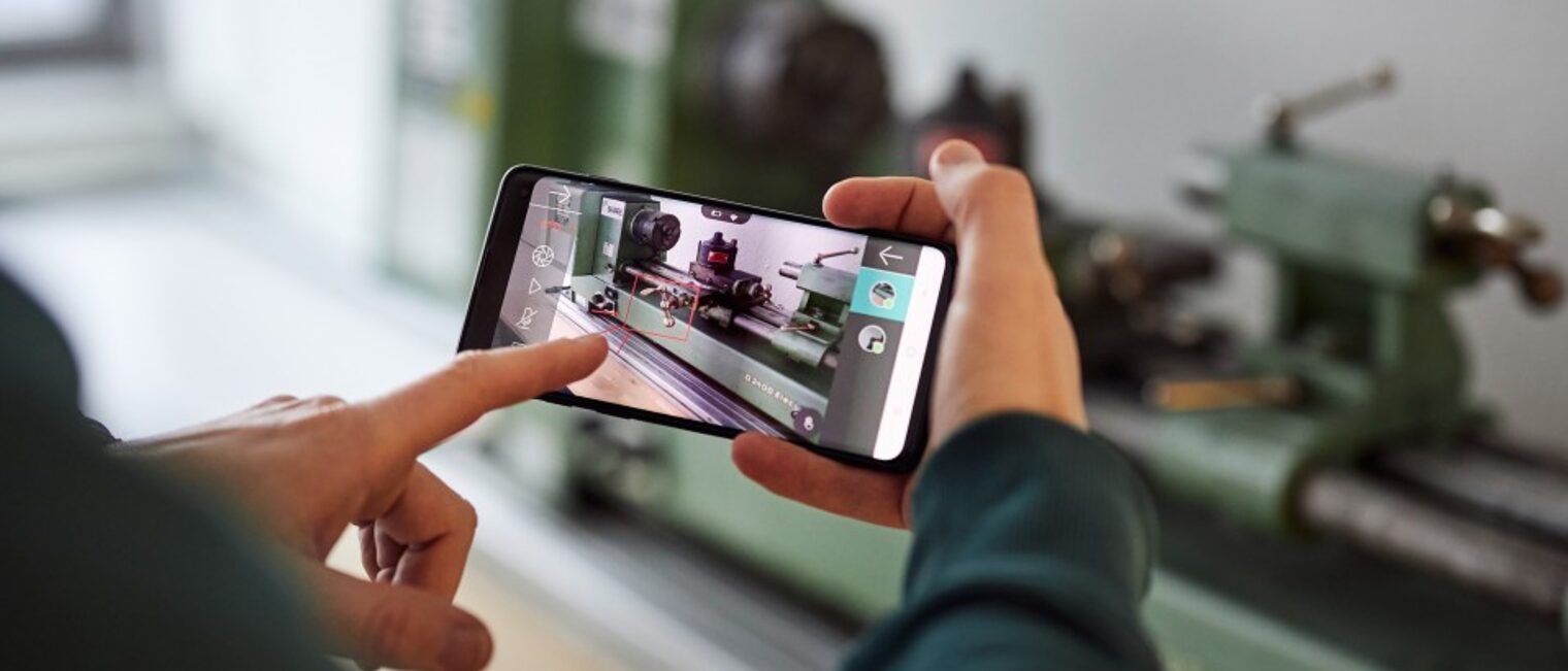 Mit der digitalen Lösung können Maschinen und Anlagen weltweit selbst gewartet oder repariert werden, in diesem Fall dient ein Smartphone als Kommunikationsmittel. Mit der digitalen Lösung können Maschinen und Anlagen weltweit selbst gewartet oder repariert werden, in diesem Fall dient ein Smartphone als Kommunikationsmittel.