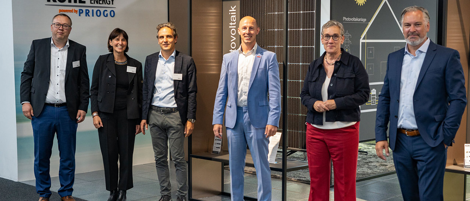 Freuen sich über das neue Unternehmen: (v.l.n.r) David Muggli, Vorstandsvorsitzender Priogo, Margit Kohl-Woitschik und Rainer Vogel, beide Geschäftsführer Kohl Automobile und Kohl Energy, Marco Herwartz, Präsident der Handwerkskammer Aachen, Oberbürgermeisterin Sibylle Keupen, Detlef Neuhaus, CEO der Firma Solarwatt. Freuen sich über das neue Unternehmen: (v.l.n.r) David Muggli, Vorstandsvorsitzender Priogo, Margit Kohl-Woitschik und Rainer Vogel, beide Geschäftsführer Kohl Automobile und Kohl Energy, Marco Herwartz, Präsident der Handwerkskammer Aachen, Oberbürgermeisterin Sibylle Keupen, Detlef Neuhaus, CEO der Firma Solarwatt.