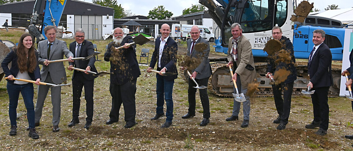 Ein kleiner Spatenstich, ein großer Schritt in die Zukunft - offizieller Beginn der Bauarbeiten des Aachener Zentrum für Holzbauforschung (AZH). Ein kleiner Spatenstich, ein großer Schritt in die Zukunft - offizieller Beginn der Bauarbeiten des Aachener Zentrum für Holzbauforschung (AZH).