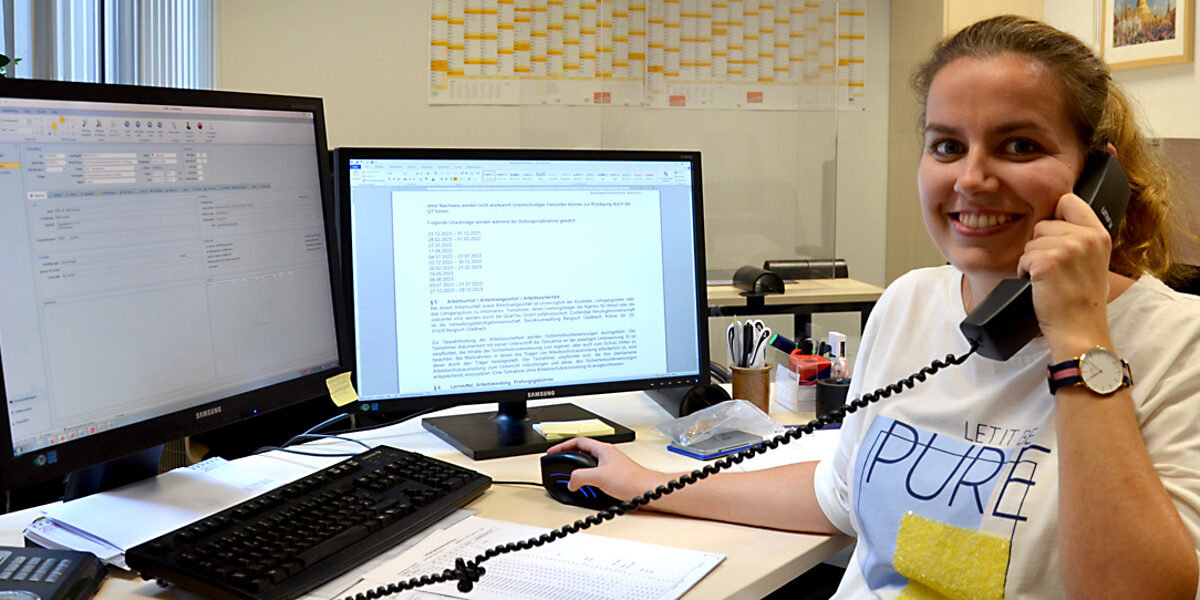 Kümmert sich bei der QualiTec der Handwerkskammer Aachen um das Lehrgangswesen: die Kauffrau für Büromanagement Pia Ludwigs. Ihr dreiwöchiges Auslandspraktikum verbrachte sie in Irland. Foto: Doris Kinkel-Schlachter/HWK Aachen, privat Kümmert sich bei der QualiTec der Handwerkskammer Aachen um das Lehrgangswesen: die Kauffrau für Büromanagement Pia Ludwigs. Ihr dreiwöchiges Auslandspraktikum verbrachte sie in Irland. Foto: Doris Kinkel-Schlachter/HWK Aachen, privat