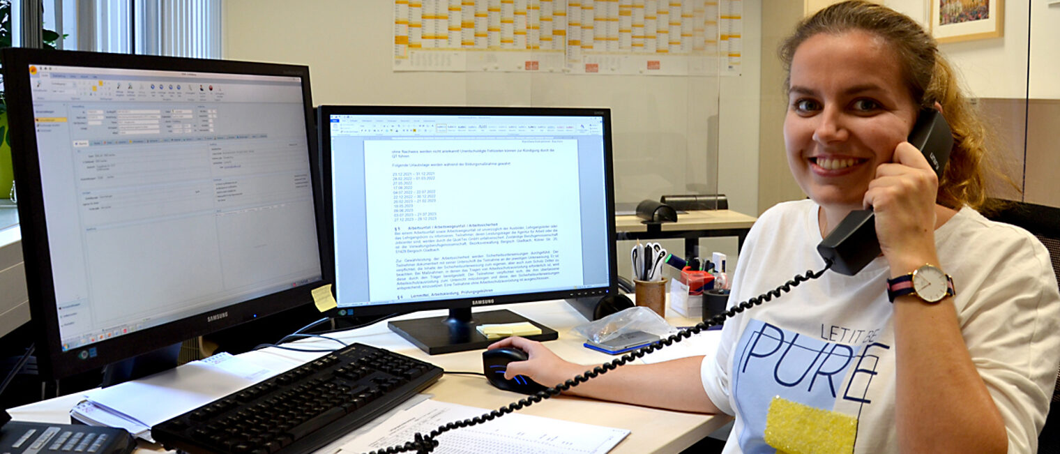 Kümmert sich bei der QualiTec der Handwerkskammer Aachen um das Lehrgangswesen: die Kauffrau für Büromanagement Pia Ludwigs. Ihr dreiwöchiges Auslandspraktikum verbrachte sie in Irland. Foto: Doris Kinkel-Schlachter/HWK Aachen, privat Kümmert sich bei der QualiTec der Handwerkskammer Aachen um das Lehrgangswesen: die Kauffrau für Büromanagement Pia Ludwigs. Ihr dreiwöchiges Auslandspraktikum verbrachte sie in Irland. Foto: Doris Kinkel-Schlachter/HWK Aachen, privat
