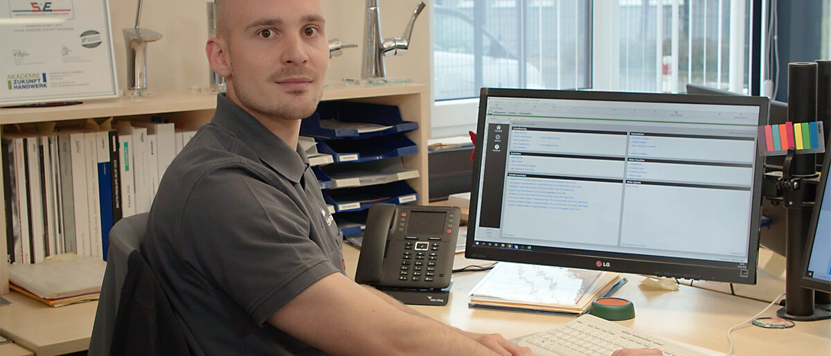 Bei der S+E Haustechnik GbR ist Robin Eschweiler für die Verwaltung und IT zuständig. Er möchte die Digitalisierung im Betriebimmer weiter vorantreiben. Bei der S+E Haustechnik GbR ist Robin Eschweiler für die Verwaltung und IT zuständig. Er möchte die Digitalisierung im Betriebimmer weiter vorantreiben.