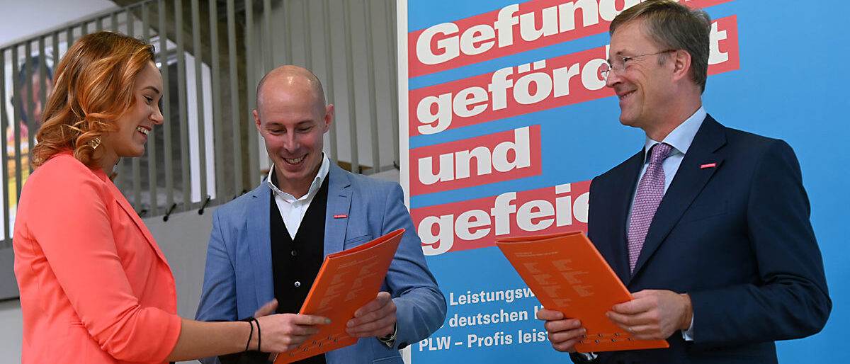 Gratulation: Präsident der Handwerkskammer Marco Herwartz (Mitte) und Hauptgeschäftsführer Peter Deckers (re) freuen sich mit der Kammersiegerin bei der Überreichung der Urkunde. Foto: Harald Krömer Gratulation: Präsident der Handwerkskammer Marco Herwartz (Mitte) und Hauptgeschäftsführer Peter Deckers (re) freuen sich mit der Kammersiegerin bei der Überreichung der Urkunde. Foto: Harald Krömer