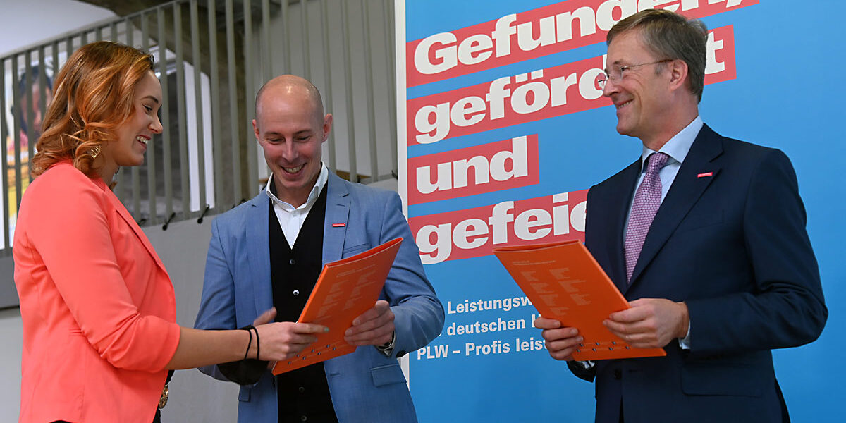 Gratulation: Präsident der Handwerkskammer Marco Herwartz (Mitte) und Hauptgeschäftsführer Peter Deckers (re) freuen sich mit der Kammersiegerin bei der Überreichung der Urkunde. Foto: Harald Krömer Gratulation: Präsident der Handwerkskammer Marco Herwartz (Mitte) und Hauptgeschäftsführer Peter Deckers (re) freuen sich mit der Kammersiegerin bei der Überreichung der Urkunde. Foto: Harald Krömer