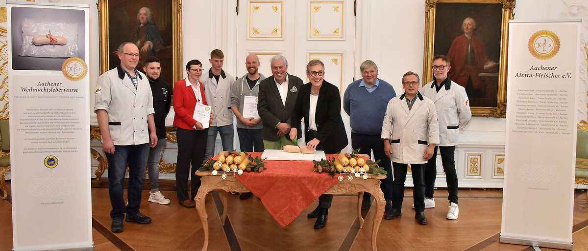 Die Aixtra-Fleischer mit Schwester Veronika Stolze von den Armen-Schwestern vom heiligen Franziskus (3.v.l.), Klaus Kaiser, Ergotherapeut beim Café Kontakt (5.v.l.), Wolfgang Flachs, Vorsitzender der Aachener Aixtra-Fleischer (2.v.l.) und Oberbürgermeisterin Sibylle Keupen. Die Aixtra-Fleischer mit Schwester Veronika Stolze von den Armen-Schwestern vom heiligen Franziskus (3.v.l.), Klaus Kaiser, Ergotherapeut beim Café Kontakt (5.v.l.), Wolfgang Flachs, Vorsitzender der Aachener Aixtra-Fleischer (2.v.l.) und Oberbürgermeisterin Sibylle Keupen.