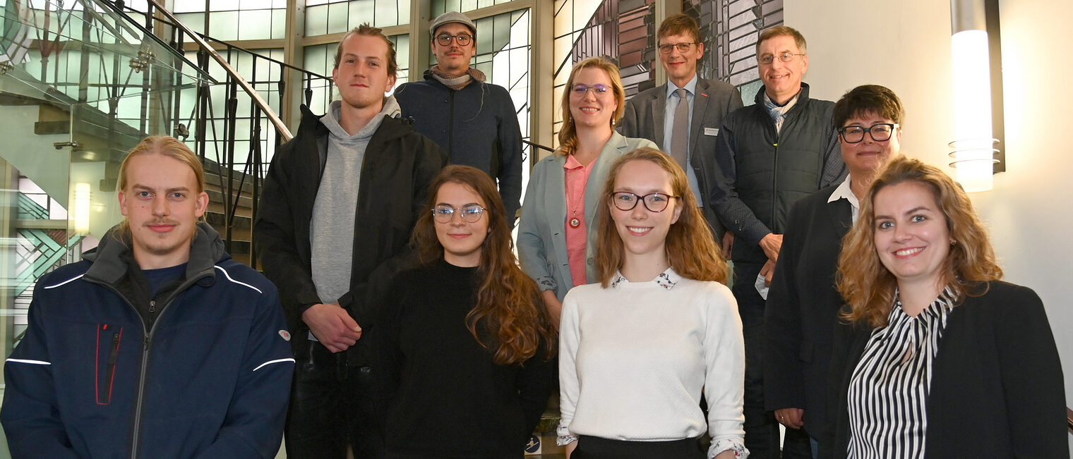 Gut aufgestellt: Mit der Mobilitätsberatung von Handwerkskammer sowie Industrie- und Handelskammer können junge Menschen Praktika im Ausland absolvieren. Im Rahmen der Erasmusdays haben sich Azubis, Betriebsinhaber und Berater mit der Europaabgeordneten Sabine Verheyen (2. Reihe, rechts) ausgetauscht. Fotos: Doris Kinkel Gut aufgestellt: Mit der Mobilitätsberatung von Handwerkskammer sowie Industrie- und Handelskammer können junge Menschen Praktika im Ausland absolvieren. Im Rahmen der Erasmusdays haben sich Azubis, Betriebsinhaber und Berater mit der Europaabgeordneten Sabine Verheyen (2. Reihe, rechts) ausgetauscht. Fotos: Doris Kinkel