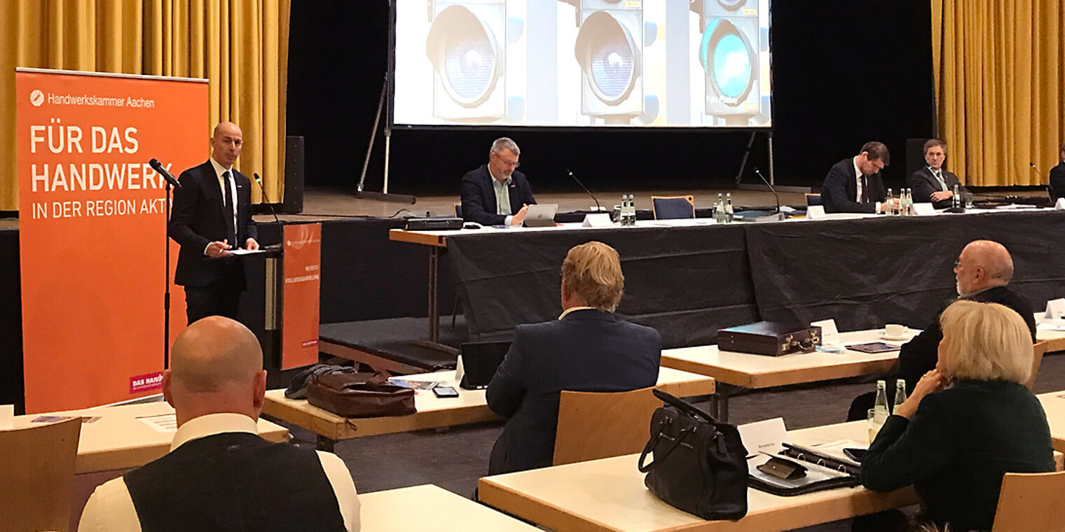 Das Handwerk in der Wirtschaftsregion Aachen, Heinsberg, Düren, Euskirchen hat klare Erwartugen an die Politik und wird künftig nicht leiser für seine Interessen kämpfen als bisher, gibt Marco Herwartz, Präsident der Handwerkskammer Aachen, bei der Herbst-Vollversammlung in Wegberg vor. Das Handwerk in der Wirtschaftsregion Aachen, Heinsberg, Düren, Euskirchen hat klare Erwartugen an die Politik und wird künftig nicht leiser für seine Interessen kämpfen als bisher, gibt Marco Herwartz, Präsident der Handwerkskammer Aachen, bei der Herbst-Vollversammlung in Wegberg vor.