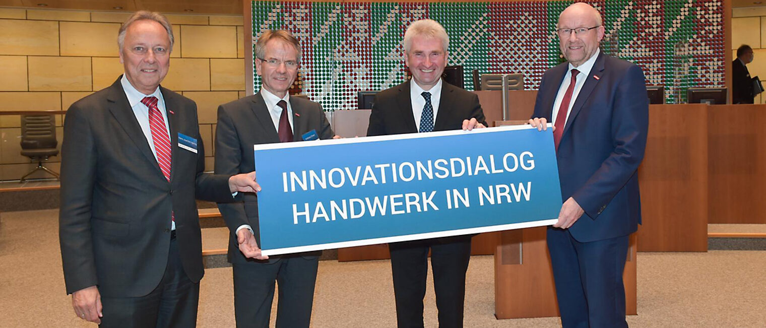 Gemeinsam für die Zukunft des Handwerks: Hans-Joachim Hering, Präsident Unternehmerverband Handwerk NRW, Andreas Ehlert, Präsident Handwerk.NRW, Andreas Pinkwart, NRW-Wirtschaftsminister, und Berthold Schröder, WHKT-Präsident. Foto: WHKT Gemeinsam für die Zukunft des Handwerks: Hans-Joachim Hering, Präsident Unternehmerverband Handwerk NRW, Andreas Ehlert, Präsident Handwerk.NRW, Andreas Pinkwart, NRW-Wirtschaftsminister, und Berthold Schröder, WHKT-Präsident. Foto: WHKT