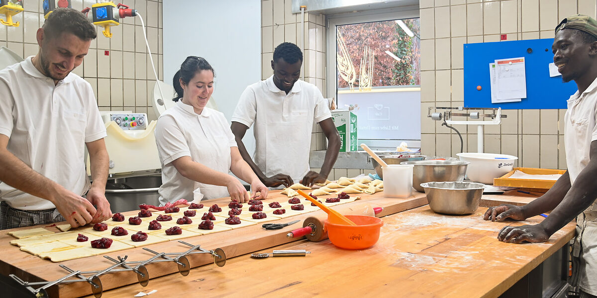 Wieder voller Tatendrang: Ein Teil des Bäckerei-Teams arbeitet auf Hochtouren in der renovierten Backstube. Foto: Doris Kinkel-Schlachter Wieder voller Tatendrang: Ein Teil des Bäckerei-Teams arbeitet auf Hochtouren in der renovierten Backstube. Foto: Doris Kinkel-Schlachter