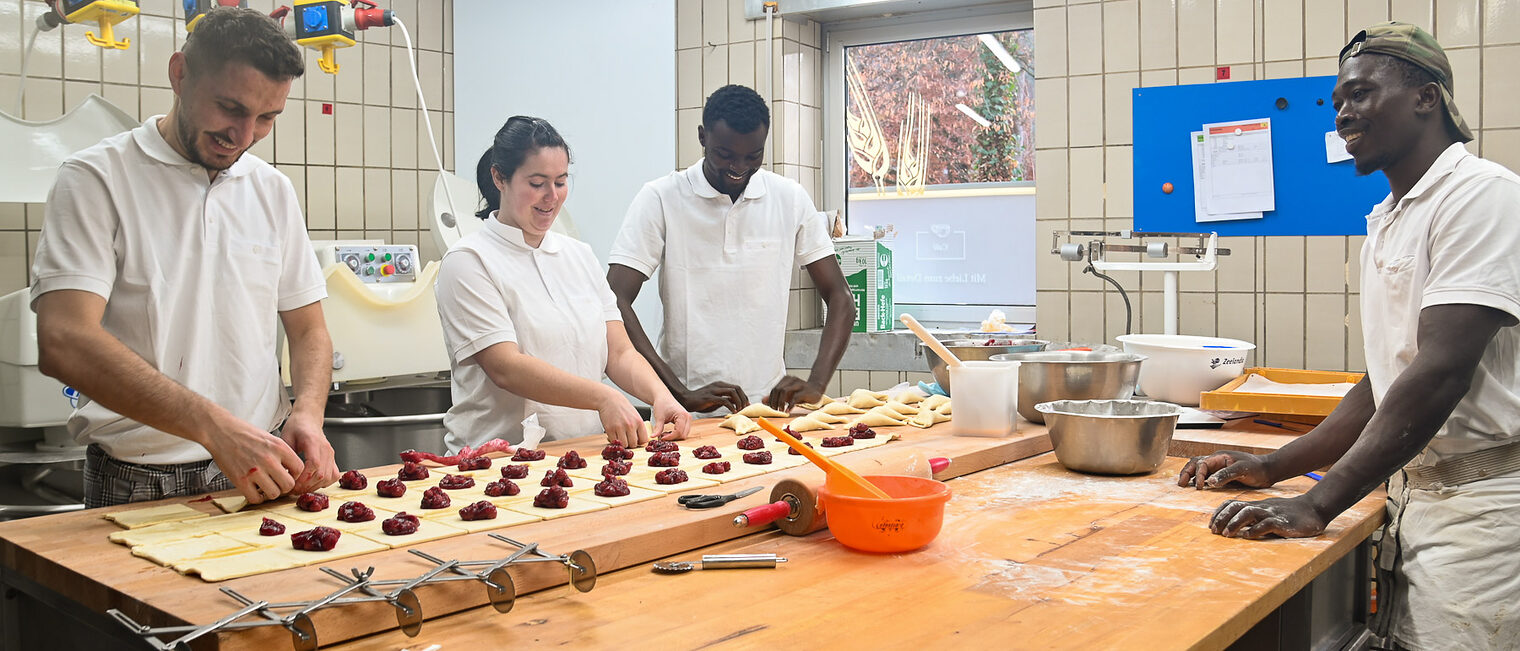Wieder voller Tatendrang: Ein Teil des Bäckerei-Teams arbeitet auf Hochtouren in der renovierten Backstube. Foto: Doris Kinkel-Schlachter Wieder voller Tatendrang: Ein Teil des Bäckerei-Teams arbeitet auf Hochtouren in der renovierten Backstube. Foto: Doris Kinkel-Schlachter