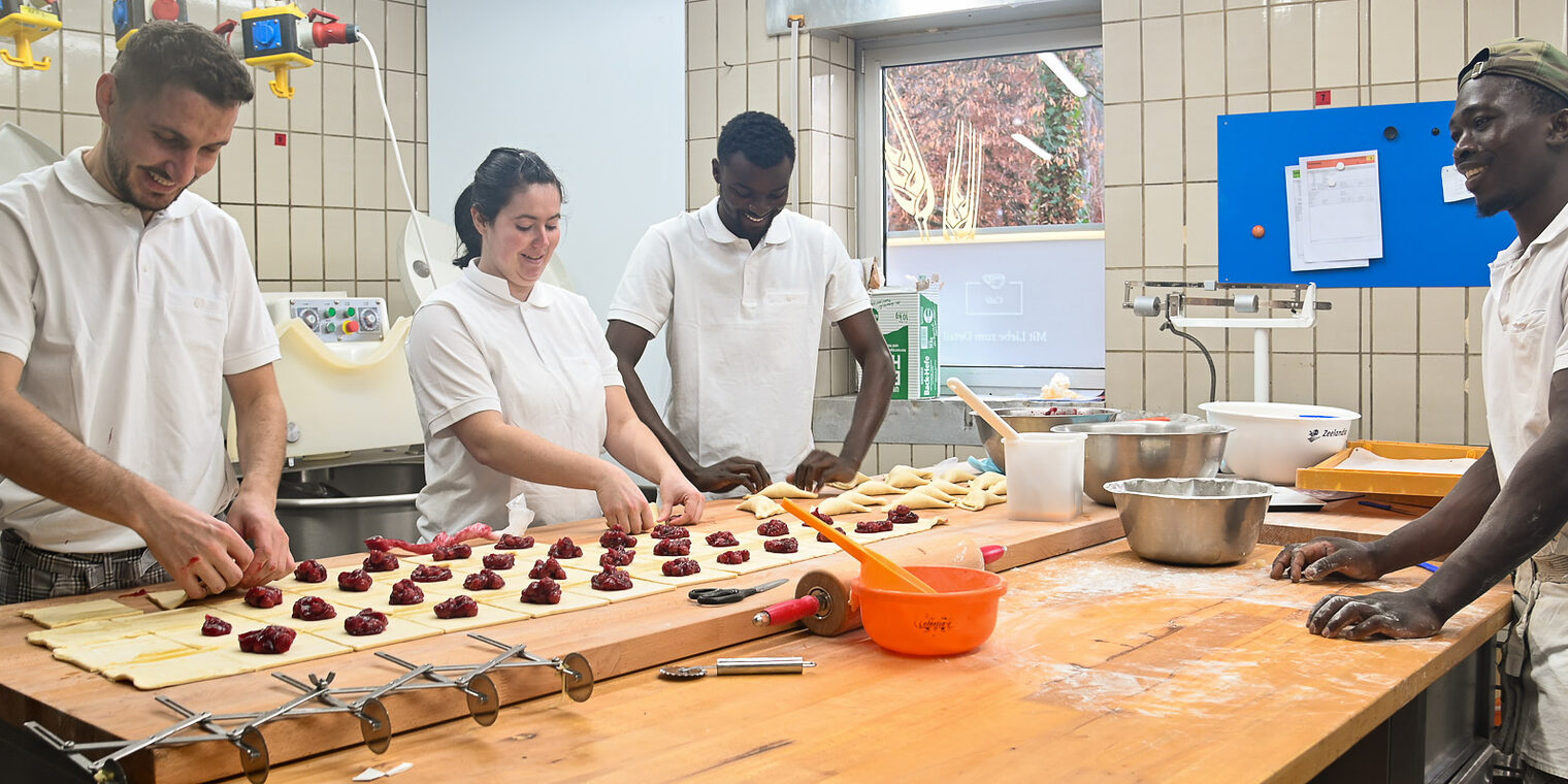 Wieder voller Tatendrang: Ein Teil des Bäckerei-Teams arbeitet auf Hochtouren in der renovierten Backstube. Foto: Doris Kinkel-Schlachter Wieder voller Tatendrang: Ein Teil des Bäckerei-Teams arbeitet auf Hochtouren in der renovierten Backstube. Foto: Doris Kinkel-Schlachter