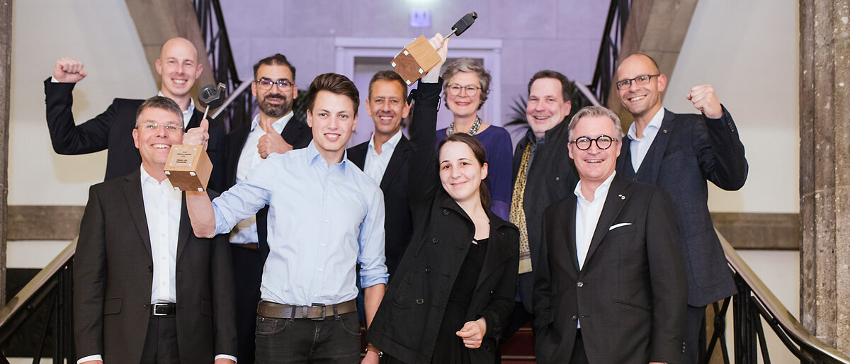 Foto: cam-bizOrganisatoren, Sponsoren und Preisträger durften sich über eine gelungene Veranstaltung freuen. V.l.n.r.: Christof Klein (Vorstand VR Bank), Marco Herwartz, (Handwerkskammer-Präsident), German Gonzales Arias (AJH-Vorsitzender), Tim Ostlender in Vertretung des Preisträgers Nico Markenstein, Udo Dohlen (AJH-Vorstand), Preisträgerin Veronique van Hüllen, Klaudia Magyar (AJH), Alexander Krott (AJH-Geschäftsführer), Jens Ulrich Meyer (Vorstand Aachener Bank) und Moderator und ehemaliger AJH-Vorsitzender Olaf Korr. Foto: cam-bizOrganisatoren, Sponsoren und Preisträger durften sich über eine gelungene Veranstaltung freuen. V.l.n.r.: Christof Klein (Vorstand VR Bank), Marco Herwartz, (Handwerkskammer-Präsident), German Gonzales Arias (AJH-Vorsitzender), Tim Ostlender in Vertretung des Preisträgers Nico Markenstein, Udo Dohlen (AJH-Vorstand), Preisträgerin Veronique van Hüllen, Klaudia Magyar (AJH), Alexander Krott (AJH-Geschäftsführer), Jens Ulrich Meyer (Vorstand Aachener Bank) und Moderator und ehemaliger AJH-Vorsitzender Olaf Korr.