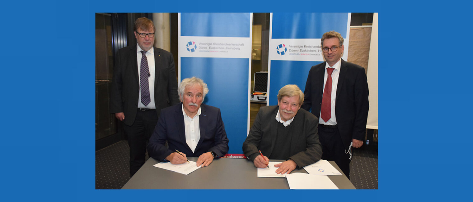 Die Partnerschaft ist offiziell: Kreishandwerksmeister Gerd Pelzer (2.v.l.) und Kreishandwerksmeister Edwin Mönius unterschreiben den Fusionsvertrag, flankiert von Hauptgeschäftsführer Dr. Michael Vondenhoff (r.) und Geschäftsführer Uwe Günther. 