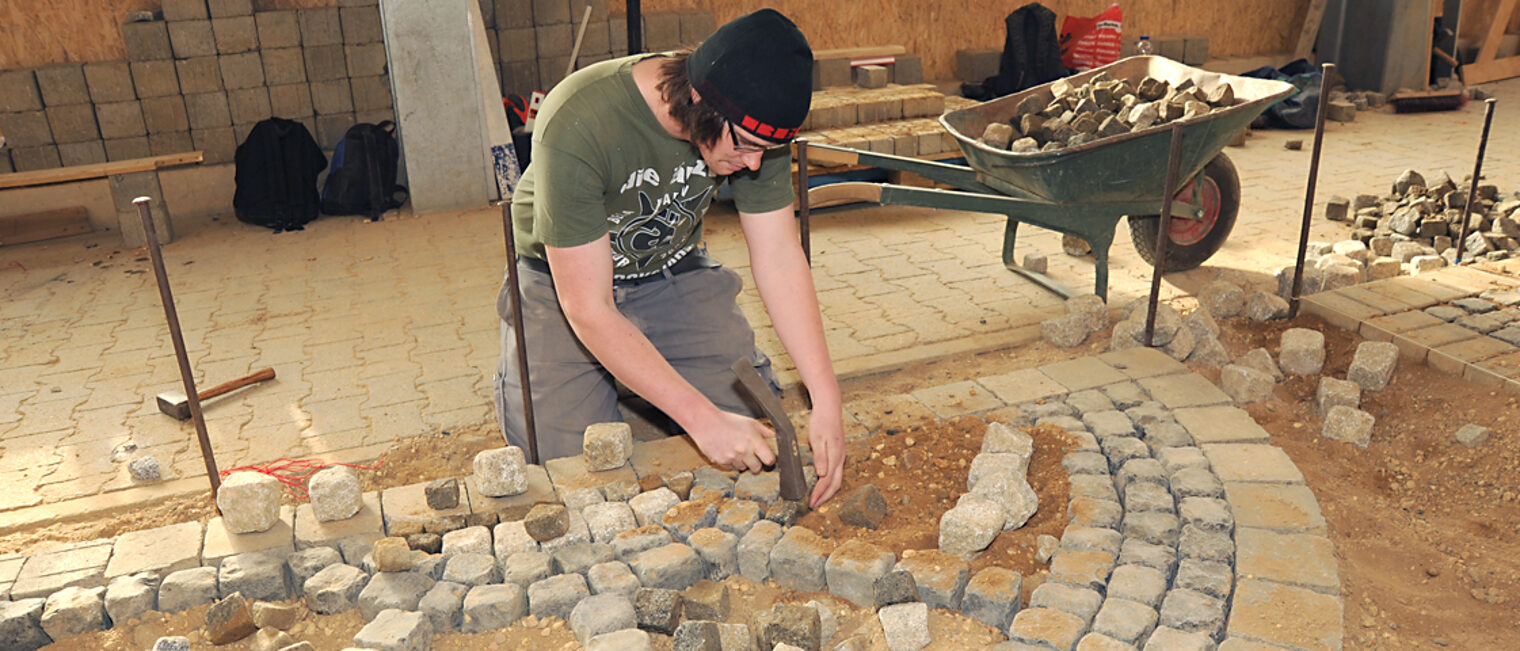 Wichtiger Bestandteil der dualen Ausbildung: Die überbetriebliche Lehrlingsunterweisung in den Bildungszentren des Handwerks ermöglicht weitergehende Einblicke in die Handwerksberufe und sichert so die Qualität der Lehre. Foto: HWK-Archiv/Britta Kaschel Wichtiger Bestandteil der dualen Ausbildung: Die überbetriebliche Lehrlingsunterweisung in den Bildungszentren des Handwerks ermöglicht weitergehende Einblicke in die Handwerksberufe und sichert so die Qualität der Lehre. Foto: HWK-Archiv/Britta Kaschel
