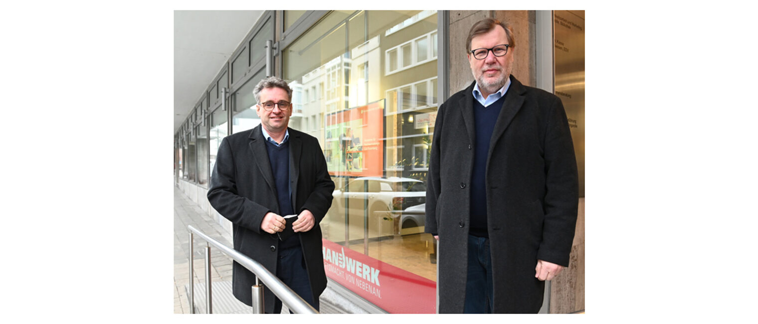 Zusammenarbeit auf Augenhöhe: Die Geschäftsstellen in Geilenkirchen und Kreuzau werden von Dr. Michael Vondenhoff als Hauptgeschäftsführer (links) und Geschäftsführer Uwe Günther geleitet. Foto: Doris Kinkel-Schlachter Zusammenarbeit auf Augenhöhe: Die Geschäftsstellen in Geilenkirchen und Kreuzau werden von Dr. Michael Vondenhoff als Hauptgeschäftsführer (links) und Geschäftsführer Uwe Günther geleitet. Foto: Doris Kinkel-Schlachter