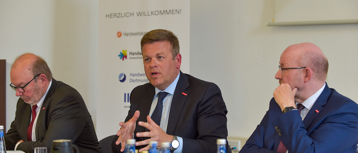 WHKT-Vizepräsident Felix Kendziora (Arbeitnehmer-Vizepräsident der Handwerkskammer Aachen), Hauptgeschäftsführer MatthiasHeidmeier und Präsident Berthold Schröder (v.l.n.r.). WHKT-Vizepräsident Felix Kendziora (Arbeitnehmer-Vizepräsident der Handwerkskammer Aachen), Hauptgeschäftsführer MatthiasHeidmeier und Präsident Berthold Schröder (v.l.n.r.).
