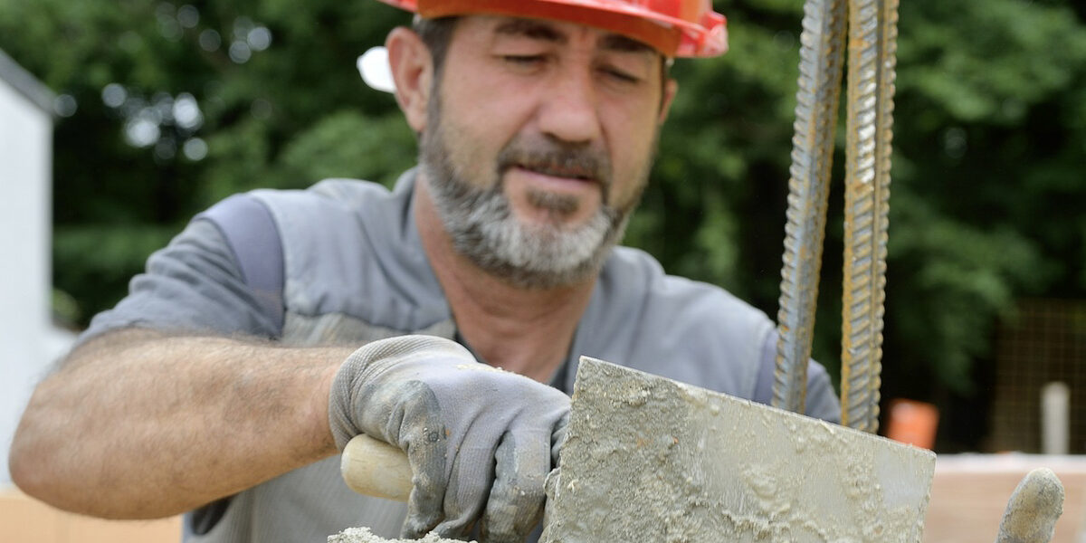 Maurer bei der Arbeit, solange noch Material vorrätig ist: Besonders die Bau-Branche ist stark getroffen. Maurer bei der Arbeit, solange noch Material vorrätig ist: Besonders die Bau-Branche ist stark getroffen.