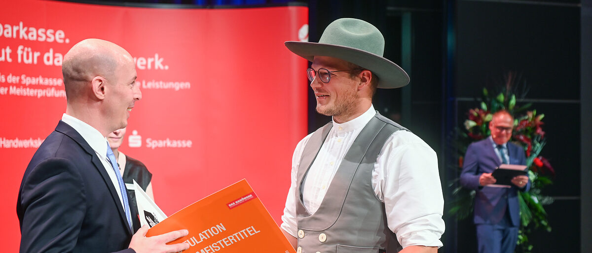 auf unserem Bild gratuliert Kammerpräsident Marco Herwartz dem frischgebackenen Meister auf unserem Bild gratuliert Kammerpräsident Marco Herwartz dem frischgebackenen Meister