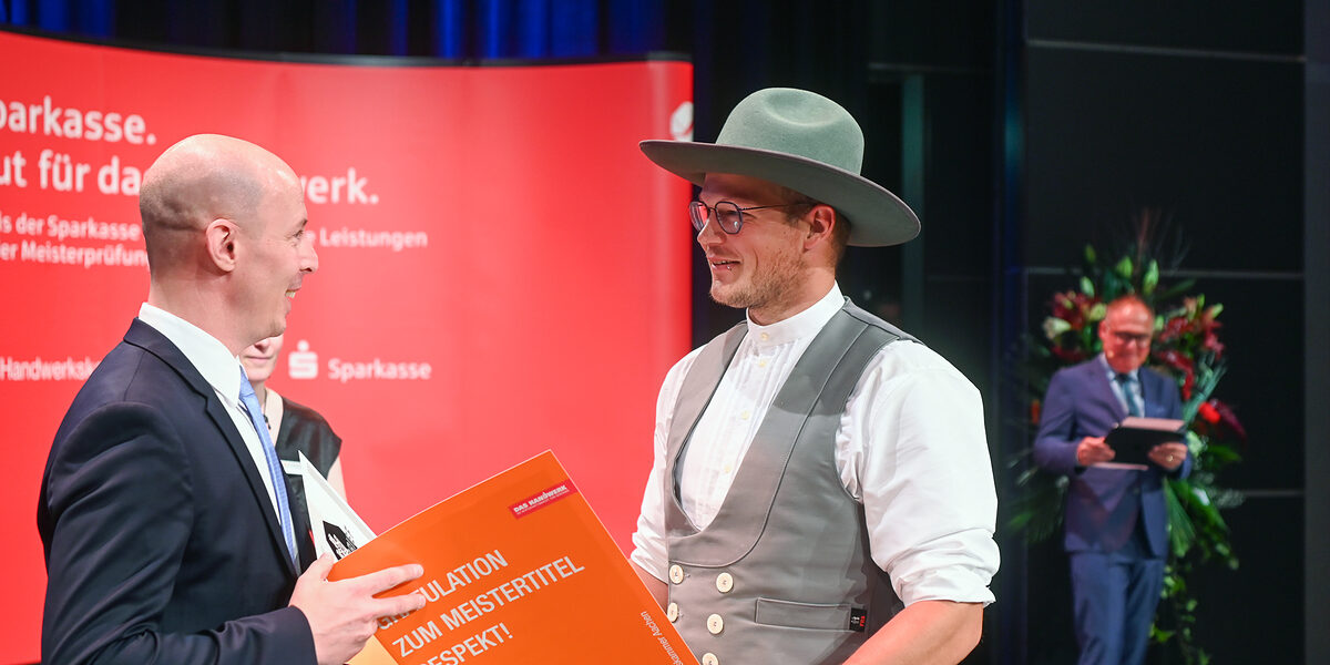 auf unserem Bild gratuliert Kammerpräsident Marco Herwartz dem frischgebackenen Meister auf unserem Bild gratuliert Kammerpräsident Marco Herwartz dem frischgebackenen Meister