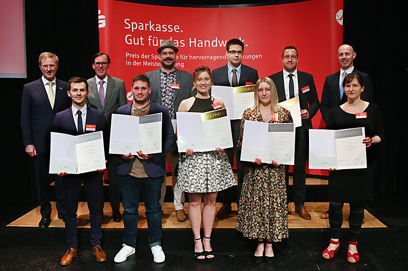 Die Besten des aktuellen Prüfungsjahrgangs aus der Stadt Aachen und der Städteregion Aachen - Metallbauermeister Daniel Poetzsch, Stolberg; Elektrotechnikermeister Christoph Thönnessen, Herzogenrath; Friseurmeisterin Sophie Wabbals, Alsdorf; Metallbauermeister Serdar Edem, Aachen; Metallbauermeister Michael Köhlbach, Herzogenrath; Konditorenmeisterin Janina Kupfer, Aachen; Maßschneidemeisterin Oksana Lang, Herzogenrath; Elektrotechnikermeister Alexander Edwin Neu, Aachen; 