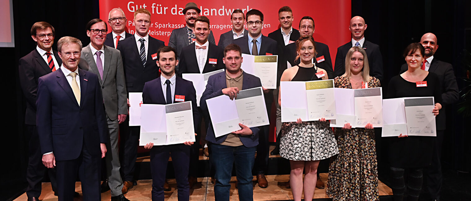 Die Besten der Besten: Diese Meisterinnen und Meister haben in ihren Prüfungen besonders gut abgeschnitten und erhielten den Preis der Sparkasse. Handwerkskammer- und Sparkassenvertreter gratulierten den Top-Fachkräften.