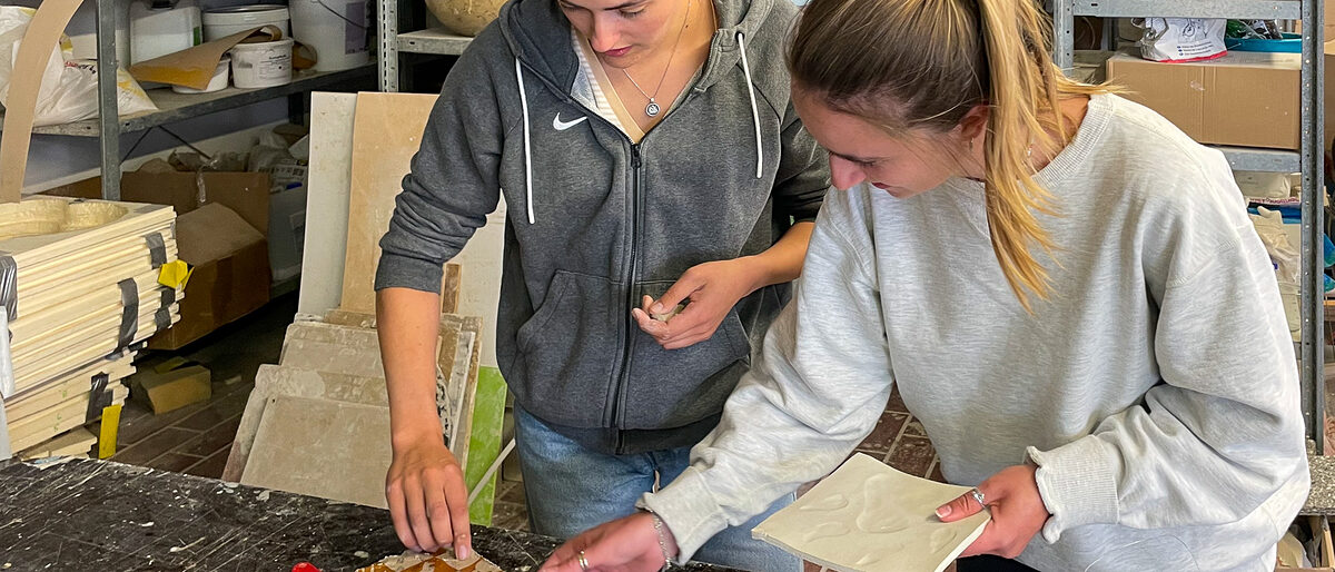 Ellen Parent (links) und Lena Reinartz bei der Begutachtung ihrer Arbeit. Ellen Parent (links) und Lena Reinartz bei der Begutachtung ihrer Arbeit.