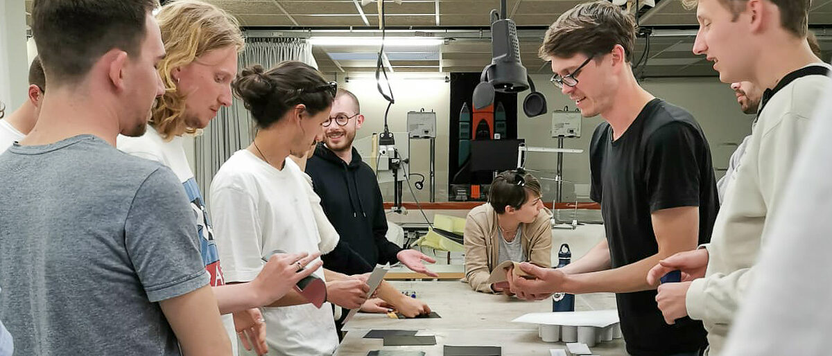 Studierenden der Akademie für Handwerksdesign schauten den Compagnons du Devoir in Paris über die Schultern. Studierenden der Akademie für Handwerksdesign schauten den Compagnons du Devoir in Paris über die Schultern.