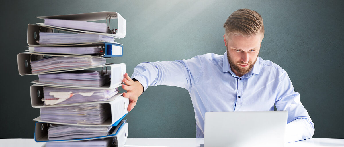 Man mit Laptop und Aktenordner Man mit Laptop und Aktenordner