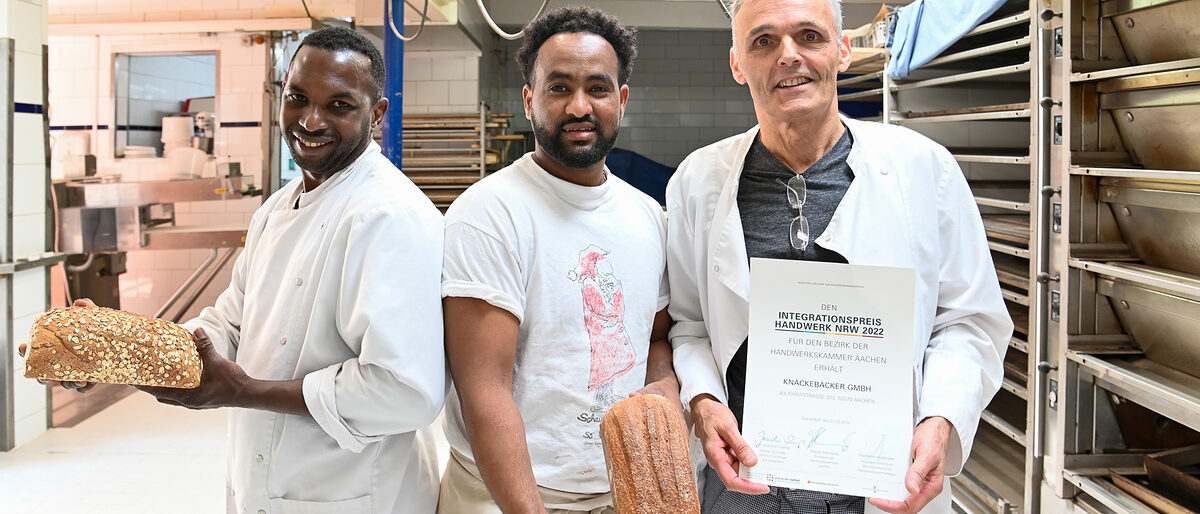 Bäckermeister Heinrich Töller (r.) Efrem Abraha (l.) und Ibrahima Barry Bäckermeister Heinrich Töller (r.) Efrem Abraha (l.) und Ibrahima Barry