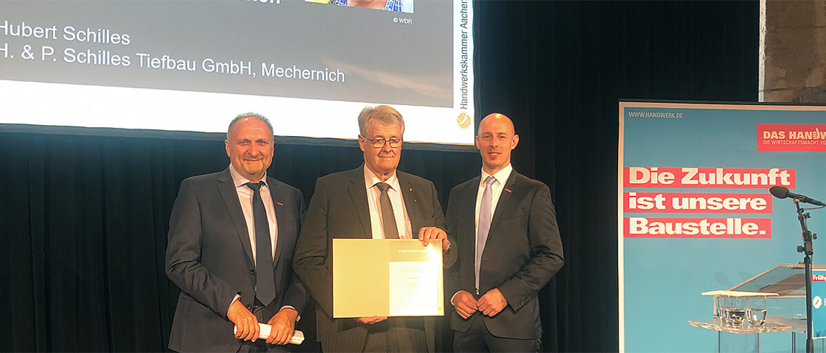 Besondere Auszeichung für Tiefbauer Hubert Schilles (M.): ZDH-Präsident Hans Peter Wollseifer (l.) und der Aachener Handwerkspräsident Marco Herwartz zeichneten den Handwerker mit dem Ehrenzeichen der Handwerkskammer Aachen aus. Der 68-Jährige hatte während der Flutkatastrophe den Ablauf derSteinbachtalsperre freigeschaufelt, so ein Brechen selbiger verhindert und damit Menschenleben gerettet. Besondere Auszeichung für Tiefbauer Hubert Schilles (M.): ZDH-Präsident Hans Peter Wollseifer (l.) und der Aachener Handwerkspräsident Marco Herwartz zeichneten den Handwerker mit dem Ehrenzeichen der Handwerkskammer Aachen aus. Der 68-Jährige hatte während der Flutkatastrophe den Ablauf derSteinbachtalsperre freigeschaufelt, so ein Brechen selbiger verhindert und damit Menschenleben gerettet.