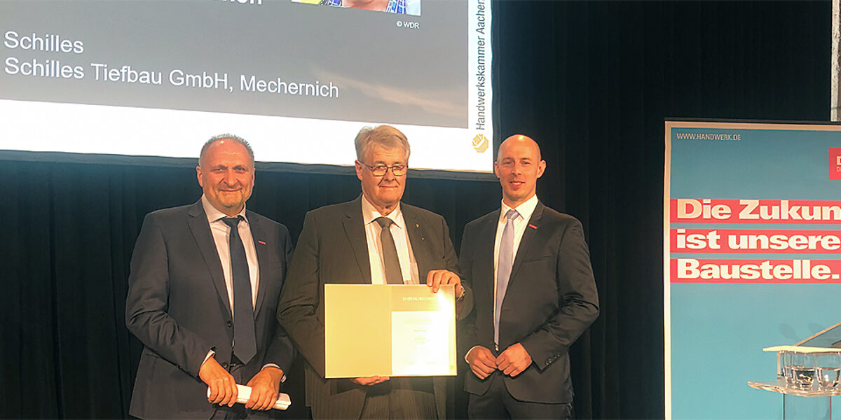 Besondere Auszeichung für Tiefbauer Hubert Schilles (M.): ZDH-Präsident Hans Peter Wollseifer (l.) und der Aachener Handwerkspräsident Marco Herwartz zeichneten den Handwerker mit dem Ehrenzeichen der Handwerkskammer Aachen aus. Der 68-Jährige hatte während der Flutkatastrophe den Ablauf derSteinbachtalsperre freigeschaufelt, so ein Brechen selbiger verhindert und damit Menschenleben gerettet. Besondere Auszeichung für Tiefbauer Hubert Schilles (M.): ZDH-Präsident Hans Peter Wollseifer (l.) und der Aachener Handwerkspräsident Marco Herwartz zeichneten den Handwerker mit dem Ehrenzeichen der Handwerkskammer Aachen aus. Der 68-Jährige hatte während der Flutkatastrophe den Ablauf derSteinbachtalsperre freigeschaufelt, so ein Brechen selbiger verhindert und damit Menschenleben gerettet.