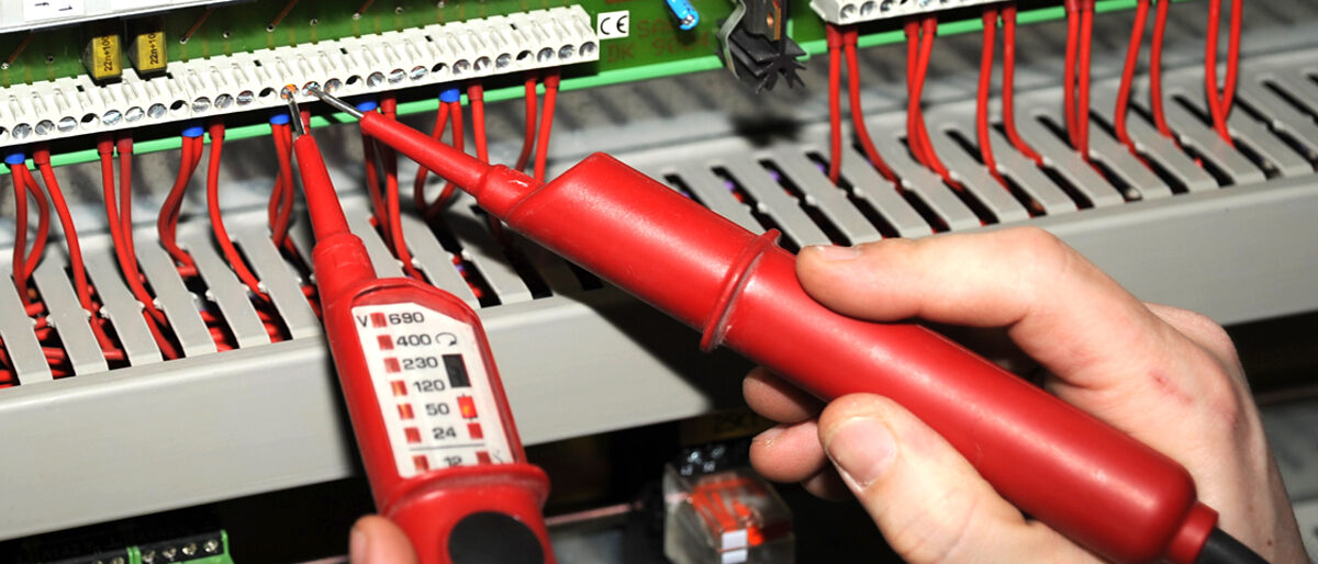 Spannende und bedeutungsvolle Arbeit: Mehr als jeder zweite Elektrofachbetrieb in NRW sucht Fachkräfte. Ein landesweites Projekt hat nun die Anstellung von Mitarbeitern aus Jordanien und Ägypten zum Ziel. Spannende und bedeutungsvolle Arbeit: Mehr als jeder zweite Elektrofachbetrieb in NRW sucht Fachkräfte. Ein landesweites Projekt hat nun die Anstellung von Mitarbeitern aus Jordanien und Ägypten zum Ziel.